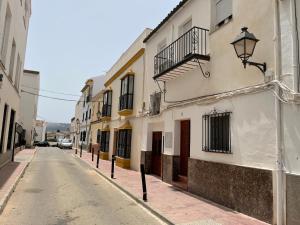 una calle con edificios y un semáforo junto a una carretera en Apartamento nuevo con piscina en el centro "Doña Paca", en Ronda