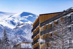 Cảnh núi rừng hoặc tầm nhìn ra núi từ khách sạn