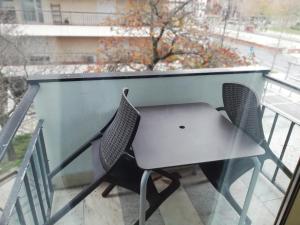 republica83-Lisbonhome في لشبونة: طاولة وكرسيين على شرفة