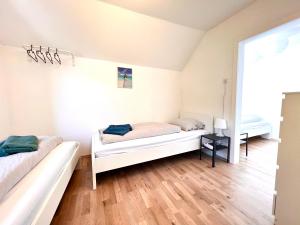 a bedroom with two beds and a window at 3 Zimmer, 5 Schlafplätze, zentral Hagen Süd, 4 min zur A45, frei parken in Hagen