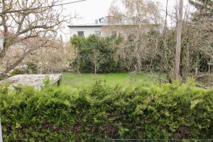 A garden outside Modern Balcony Apartment with free Parking