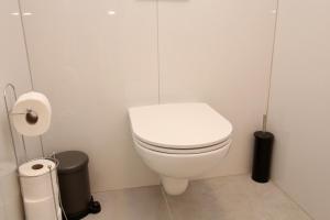 A bathroom at Modern Balcony Apartment with free Parking