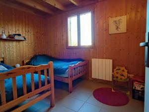a small room with a bed and a window at Chalet calme 3 ch in Sanguinet