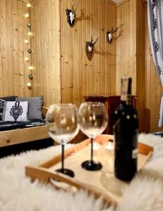 ブコビナ・タトシャンスカにあるU Dankiのワイングラス2杯とワイン1本付きのテーブル