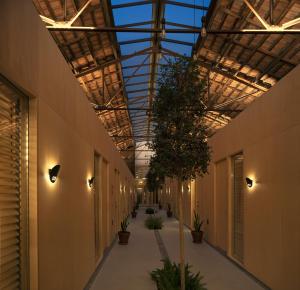 um corredor de um edifício de escritórios com tecto em Mythic Valencia em Valência