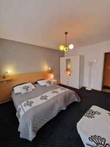 a hotel room with two beds in a bedroom at Pokoje Gościnne Zych in Szczyrk