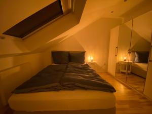 een slaapkamer met een groot bed op zolder bij Hochheide Lodge in Winterberg
