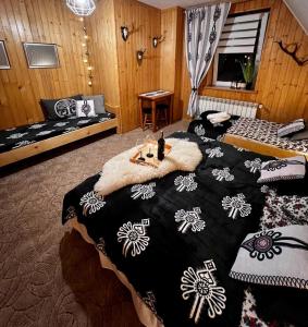 ブコビナ・タトシャンスカにあるU Dankiのベッドルーム1室(ベッド2台、白黒の毛布付)