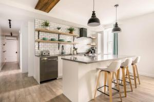 A kitchen or kitchenette at Bromont Lodge