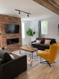 TV a/nebo společenská místnost v ubytování Bromont Lodge