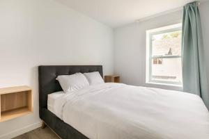 Postel nebo postele na pokoji v ubytování Bromont Lodge