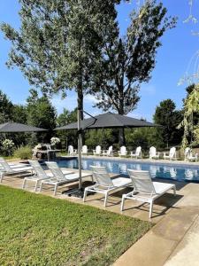 Bazén v ubytování Bromont Lodge nebo v jeho okolí