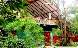 una casa con un balcón en el lateral. en Sigiri Holiday Villa en Sigiriya