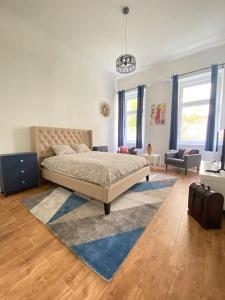 um quarto com uma cama e uma sala de estar em Raday street, spacious, modern apartment em Budapeste