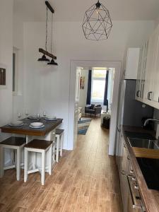 uma cozinha com mesa e cadeiras e uma sala de jantar em Raday street, spacious, modern apartment em Budapeste
