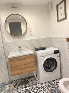 uma casa de banho com uma máquina de lavar roupa e um lavatório em Raday street, spacious, modern apartment em Budapeste