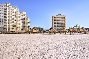 uma praia arenosa com edifícios ao fundo em Breezy Marco Island Home with Pool - Walk to Beach! em Marco Island