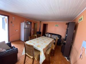 ein Wohnzimmer mit einem Esstisch und einer Küche in der Unterkunft Arriendo de Casa en Pichilemu in Pichilemu