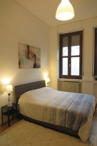 Tempat tidur dalam kamar di Incantevoli Appartamenti Navigli
