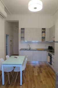 - une cuisine avec une table et des chaises dans la chambre dans l'établissement Incantevoli Appartamenti Navigli, à Milan