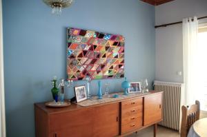 Vestidor de madera en una habitación con una pintura en la pared en Mid Century Modern Apartment - Atelier, en Olimpia