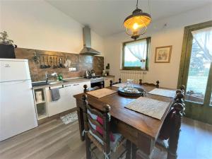 Virtuvė arba virtuvėlė apgyvendinimo įstaigoje Stunning 4-Bed Cottage in Montseny Natural Park