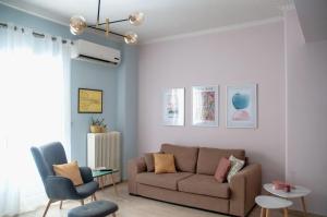 sala de estar con sofá y sillas en Mid Century Modern Apartment - Atelier, en Olimpia