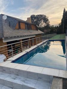 una grande piscina di fronte a un edificio di Liso’s Place Guest House a Pretoria