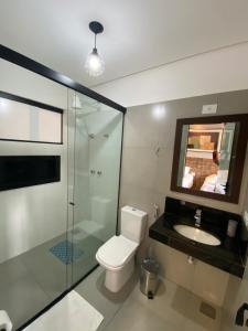 a bathroom with a toilet and a sink and a shower at Pousada Guardiã da Canastra in Vargem Bonita