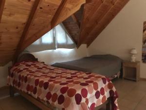 - une chambre avec un lit dans une pièce dotée de plafonds en bois dans l'établissement Playa 497, à Pinamar