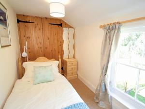 سرير أو أسرّة في غرفة في Salters Cottage - E5045