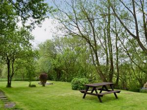 uma mesa de piquenique num parque com árvores e relva em Ryecroft em Bradwell