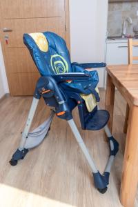 una trona azul sentada junto a una mesa en Aparman Mila Lux, en Zlatibor