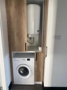 una lavadora y secadora en una habitación pequeña en Mila Marina, en Kyrenia