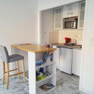 kuchnia ze stołem, krzesłem i blatem w obiekcie Appartement proche croisette avec parking et climatisation w Cannes +5 zdjęć