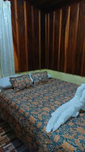Postel nebo postele na pokoji v ubytování Monteverde Monkey Hostel