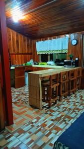 Kuchyň nebo kuchyňský kout v ubytování Monteverde Monkey Hostel