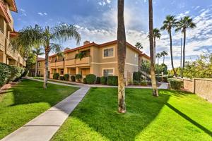 una casa con palmeras y una acera en Phoenix Condo with Balcony and Spa - 14 Mi to Downtown, en Phoenix