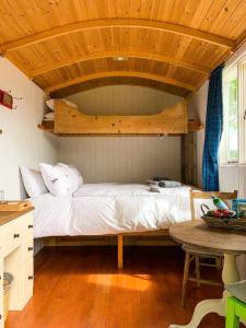 Beautiful, Secluded Shepherd's Hut in the National Park في Rake: غرفة نوم مع سرير بطابقين وطاولة