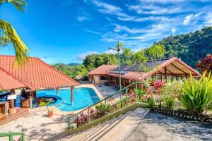 The swimming pool at or close to Toucan Valley Resort at Osa Mountain Village