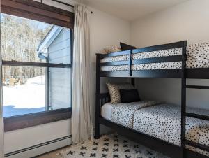 เตียงสองชั้นในห้องที่ Acorn Bungalow - Luxury Cabin, Catskills, Windham Mountain, Hunter Mountain