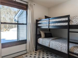 a bedroom with bunk beds and a window at Acorn Bungalow - Luxury Cabin, Catskills, Windham Mountain, Hunter Mountain in Cairo