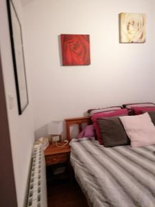 Postel nebo postele na pokoji v ubytování Chambres d'hôtes chez Loulou et Caramel