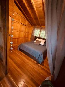 Postel nebo postele na pokoji v ubytování Beehouse Arví Cabaña