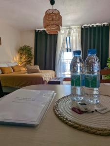 dos botellas de agua sentadas en una mesa en una habitación en Mave Mai Studio Papeete en Papeete