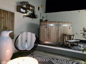 Televízia a/alebo spoločenská miestnosť v ubytovaní Cocoon Appart , son bain nordique en toute saison