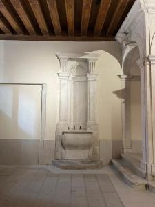 Pokój z kamiennym filarem i łukiem w obiekcie Immobiliare Nk Palazzo Bonvicini w Wenecji
