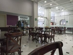 pokój ze stołami i krzesłami w restauracji w obiekcie Roma Guadalajara in downtown w mieście Guadalajara