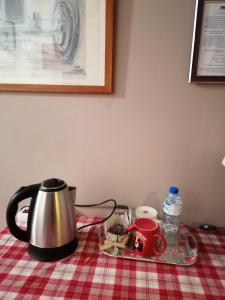 Příslušenství pro přípravu čaje a kávy v ubytování Chambres d'hôtes chez Loulou et Caramel