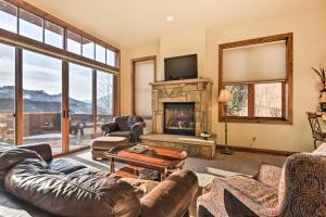 sala de estar con sofá y chimenea en Crested Butte Townhome with Views - Steps to Lifts!, en Mount Crested Butte